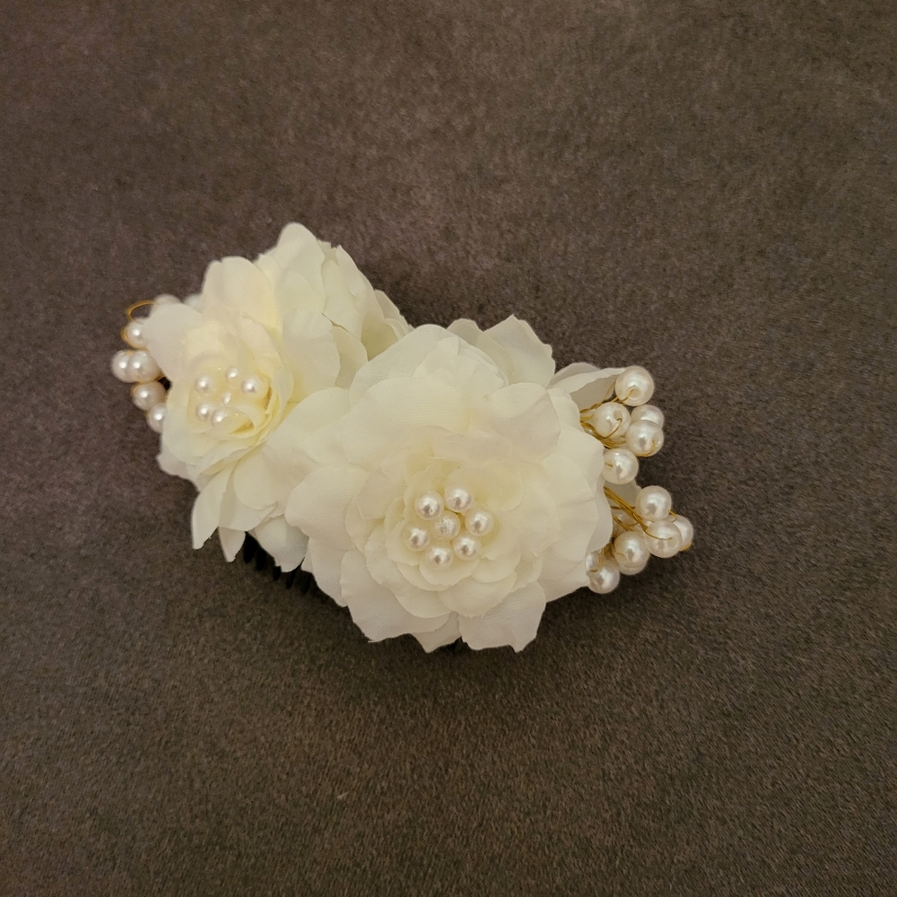 Handmade gardenia and pearl hair comb - Picture 3 of 4